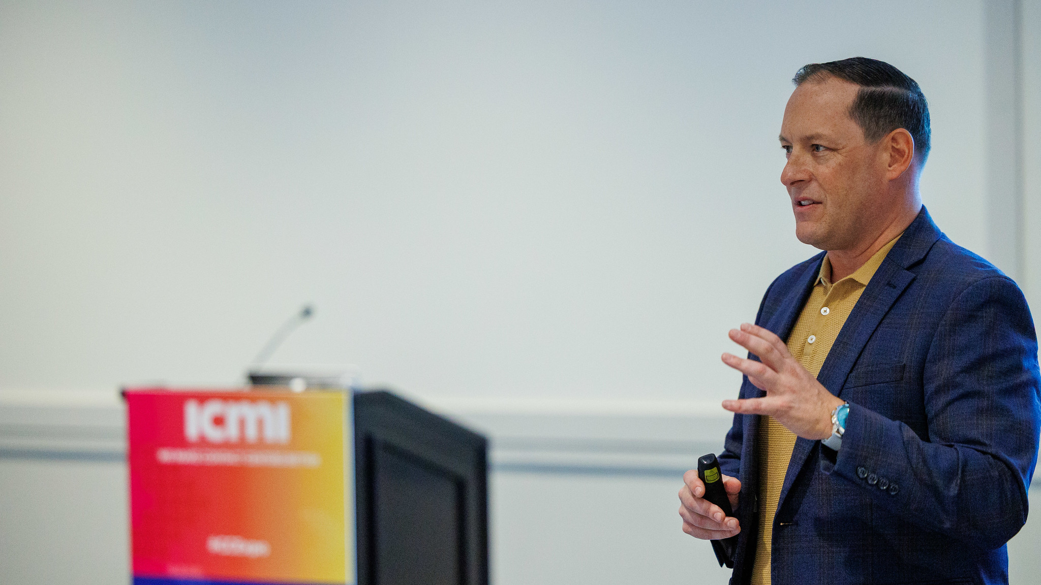 Josh Streets, ICMI consultant and training leader, conducting an in-person AI training course focused on AI applications in the contact center.